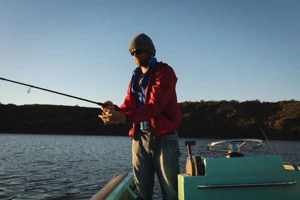 Hombre Pescando Pie Barco Motor Río — Foto de Stock