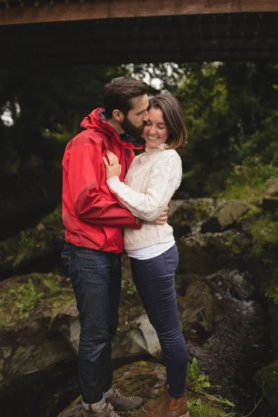 Pareja Cariñosa Pie Bajo Pasarela —  Fotos de Stock