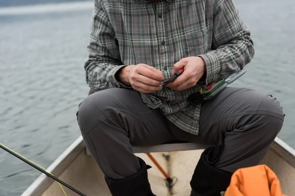 Mitten Delen Man Håller Tång Handen Båt — Stockfoto