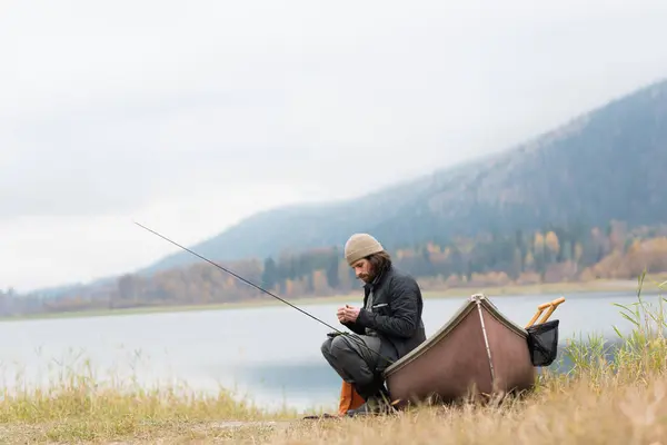Hombre Sentado Barco Fuera Del Río Con Equipo Pesca — Foto de Stock