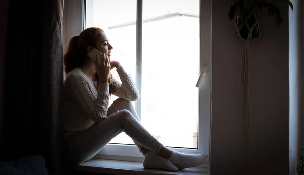 Teenager Mädchen Sitzt Auf Fensterbank Und Telefoniert Hause — Stockfoto