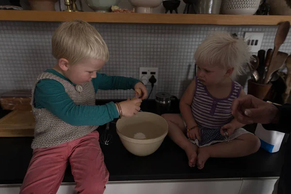 Niños Preparando Comida Cocina Casa — Foto de Stock