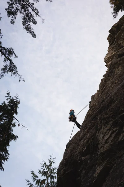 Nízký Úhel Pohledu Horolezec Lezení Skalnatém Útesu — Stock fotografie