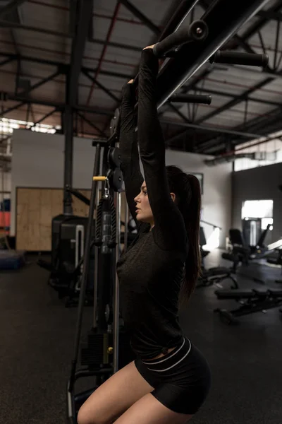 Piękna Kobieta Robi Pull Siłowni Fitness — Zdjęcie stockowe