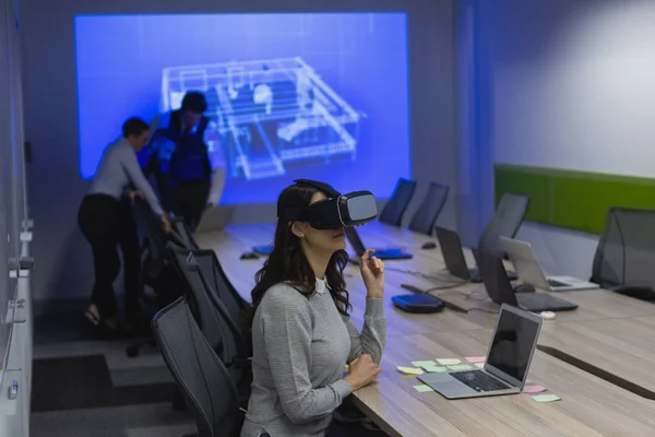 Mulher Negócios Usando Headset Realidade Virtual Sala Conferências Escritório — Fotografia de Stock