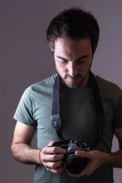 Αρσενικό Φωτογράφος Στέκεται Ψηφιακή Φωτογραφική Μηχανή Φωτογραφία Στούντιο — Φωτογραφία Αρχείου
