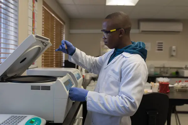 Laboratoriumtechnicus Met Behulp Van Gekoelde Centrifuge Machine Bloedbank — Stockfoto