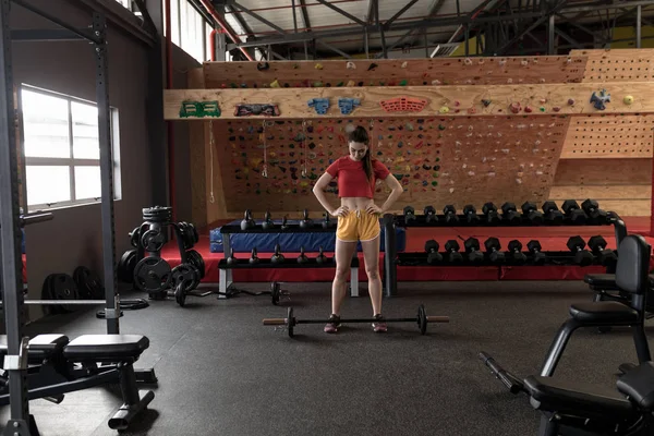 Genç Kadın Spor Salonunda Halter Kaldırmaya Hazırlanıyor — Stok fotoğraf