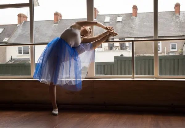 Ballerine Pratiquant Danse Ballet Près Fenêtre Dans Studio Danse — Photo