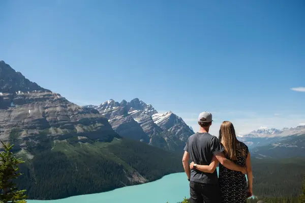 Rear View Couple Standing Arm Countryside — Stock Photo, Image