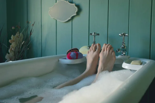 Kadın Alarak Banyoda Küvet Banyo Düşük Bölümü — Stok fotoğraf