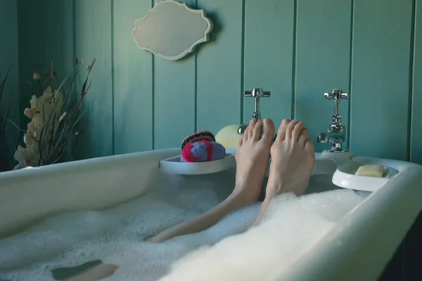 Sección Baja Mujer Tomando Baño Bañera Baño —  Fotos de Stock