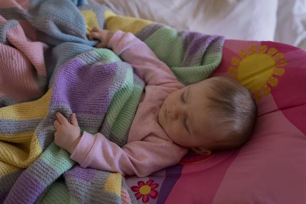 Bébé Relaxant Lit Dans Chambre Coucher — Photo