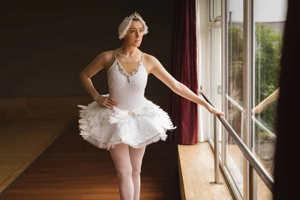 ダンス スタジオの窓から見ている思いやりのあるバレリーナ — ストック写真