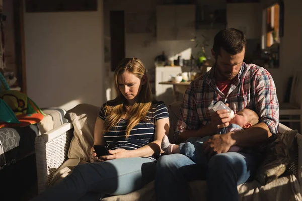 Mutter Benutzt Handy Während Vater Sein Baby Hause Auf Dem — Stockfoto