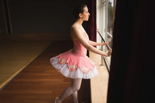 Ballerine Réfléchie Regardant Par Fenêtre Dans Studio Danse — Photo