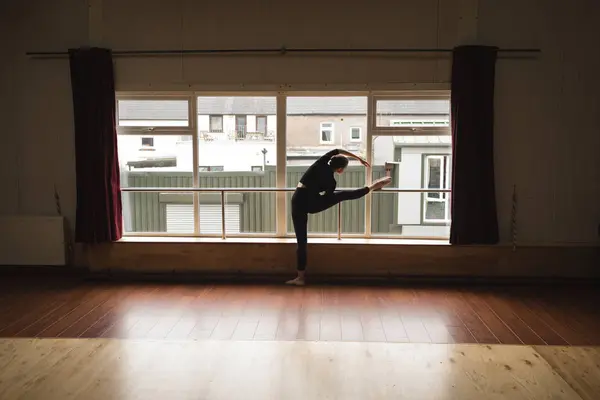 Ballerine Pratiquant Danse Ballet Près Fenêtre Dans Studio Danse — Photo