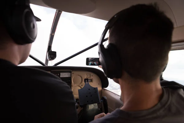 パイロットは 航空機のコックピットを飛行中の携帯電話で Selfie を取って — ストック写真