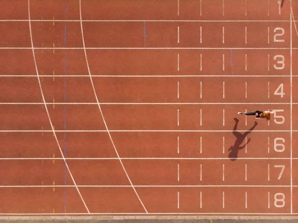 Jovem Atlética Feminina Correndo Pista Esportes — Fotografia de Stock