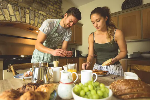 Coppia Preparare Colazione Sul Tavolo Pranzo Casa — Foto Stock