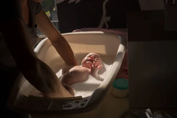 母亲在家沐浴婴儿浴缸 — 图库照片