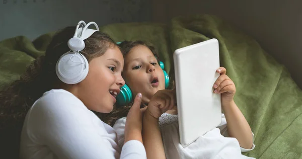 Hermanos Escuchando Música Mientras Usan Tableta Digital Casa —  Fotos de Stock