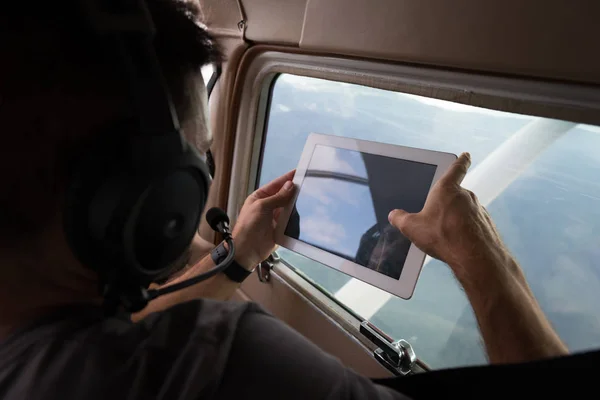 Pilot Fotografiert Mit Digitalem Tisch Flugzeug Cockpit — Stockfoto