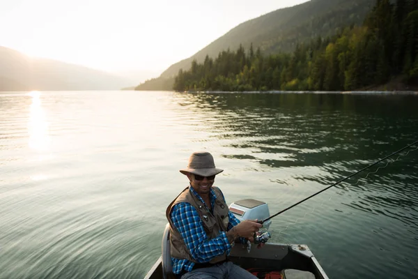 Rybář Rybolov Řece Slunečného Dne — Stock fotografie