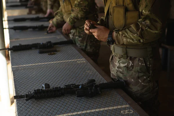 Soldados Militares Carregando Balas Revista Durante Treinamento Militar — Fotografia de Stock