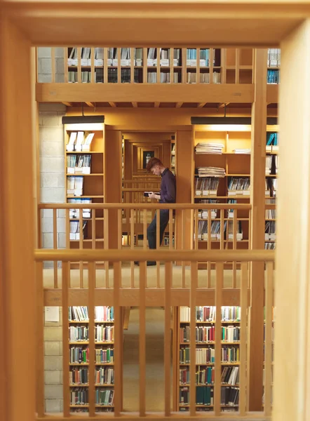 Вид Збоку Студента Коледжу Який Читає Книгу Бібліотеці — стокове фото