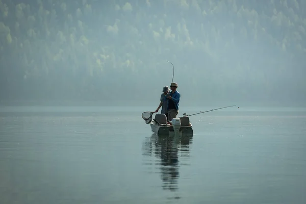 Δύο Ψαράδες Αλιεία Στον Ποταμό Μια Ηλιόλουστη Ημέρα — Φωτογραφία Αρχείου