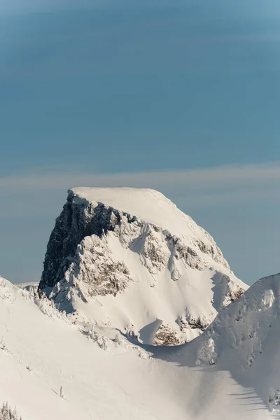冬季积雪覆盖的山 — 图库照片