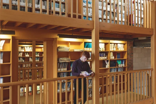 Внимательный Студент Колледжа Читает Книгу Библиотеке — стоковое фото