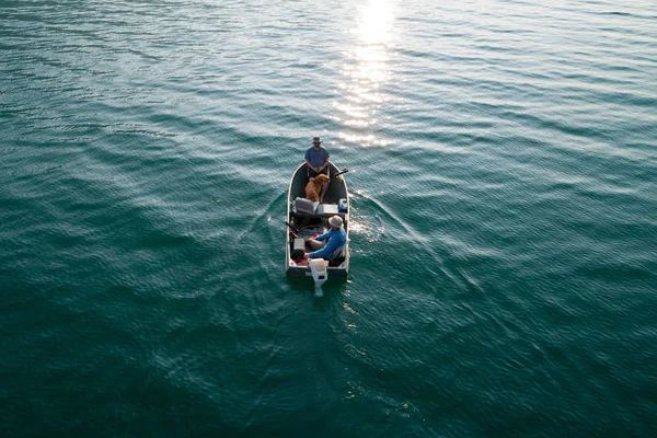 Dois Pescadores Pescando Rio Dia Ensolarado — Fotografia de Stock