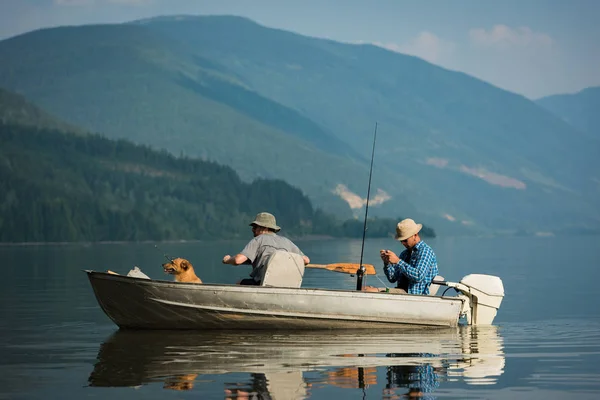 Dva Rybáři Rybolov Řece Slunečného Dne — Stock fotografie