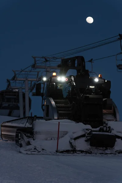 Moderno Camion Spazzaneve Stagione Nevosa Notte — Foto Stock