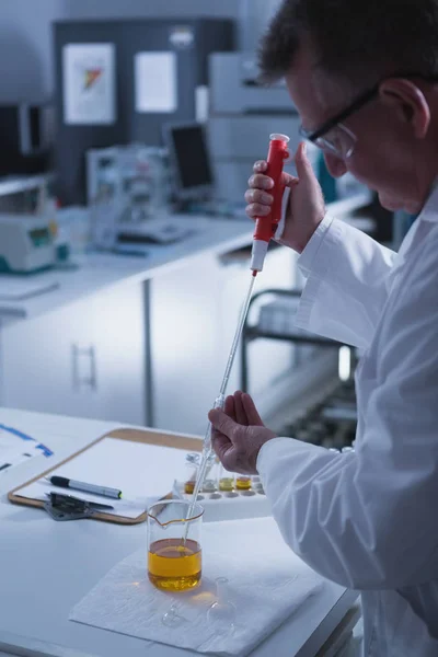Zijaanzicht Van Mannelijke Wetenschapper Experimenteren Het Laboratorium — Stockfoto