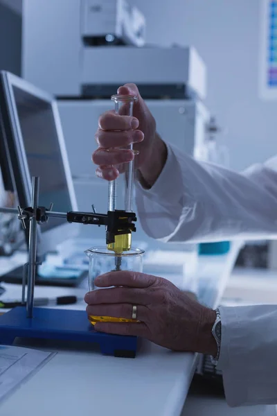 Γκρο Πλαν Αρσενικό Επιστήμονας Πειραματίζεται Στο Εργαστήριο — Φωτογραφία Αρχείου
