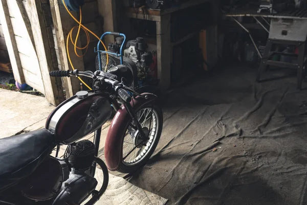 Moto Debout Dans Garage Réparation — Photo