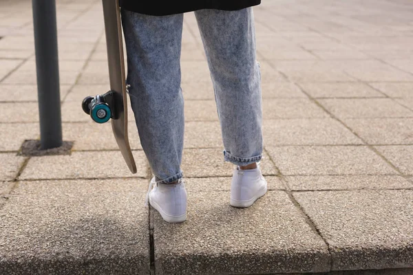 Låga Delen Kvinnliga Skateboardåkare Stående Med Skateboard — Stockfoto