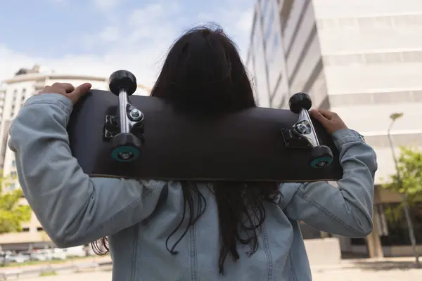 Achteraanzicht Van Vrouwelijke Skateboarder Uitvoering Skateboard Stad — Stockfoto