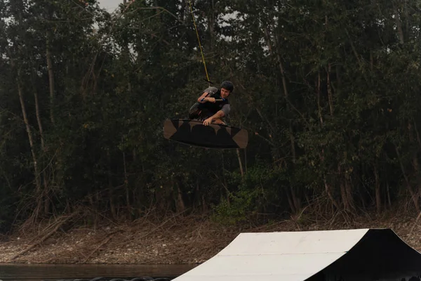 Joven Atleta Wakeboarding Río Atardecer —  Fotos de Stock