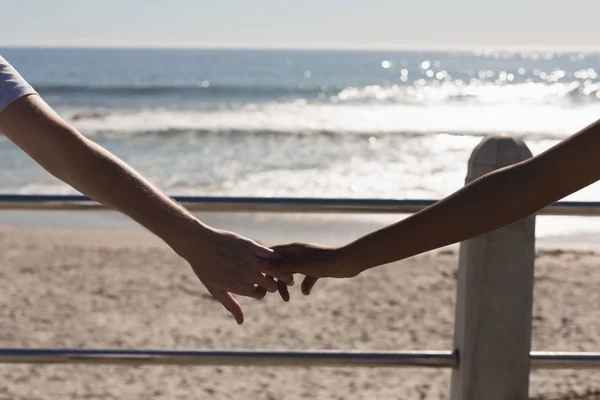 Par Hålla Händerna Strandpromenaden Nära Stranden — Stockfoto