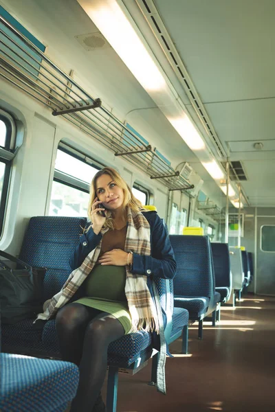 Красивая Беременная Женщина Разговаривает Мобильному Телефону Время Поездки Поезде — стоковое фото