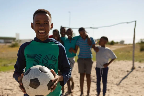 Ragazzo Che Tiene Calcio Sotto Terra Una Giornata Sole — Foto Stock