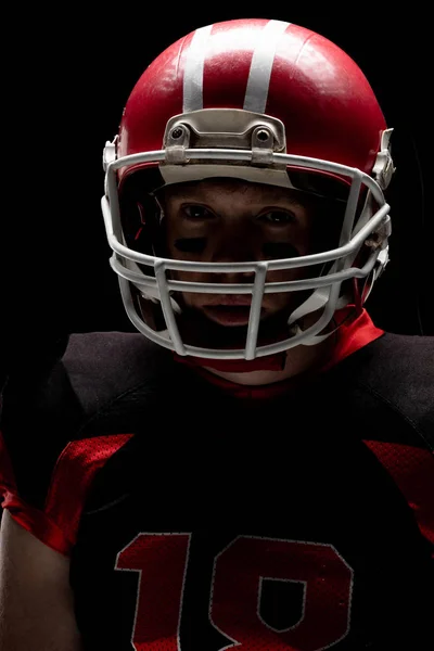 ラグビー ヘルメットと立っているアメリカン フットボール選手のクローズ アップ — ストック写真