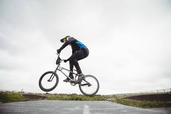 Велогонщик Велосипеде Bmx Скейтпарке — стоковое фото