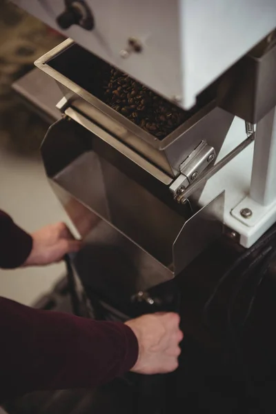 Mann Hält Plastiktüte Vor Wiegemaschine Café — Stockfoto