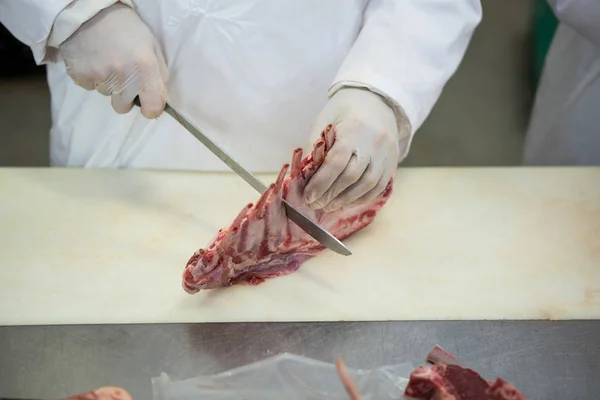 Close Butcher Cutting Meat Meat Factory — Stock Photo, Image