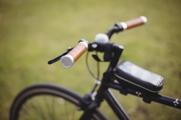 Close Bicycle Handle Park Green Background — Stock Photo, Image